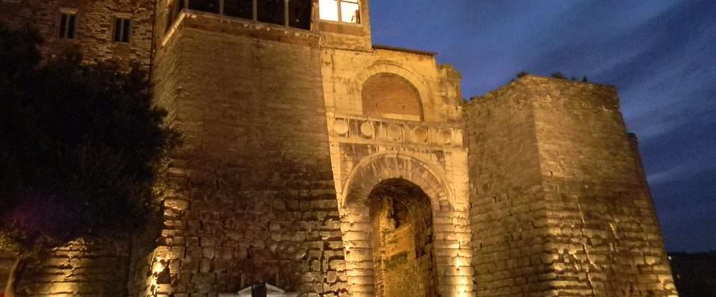 Arco Etrusco, finalmente dotato di nuovi riflettori che ne esaltano la monumentalità