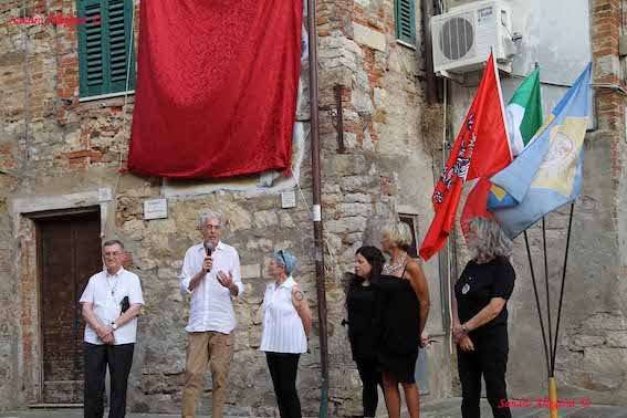 Mugnano, il paese dei muri dipinti, inaugura “Cantico” di Maria Teresa Chiaraluce