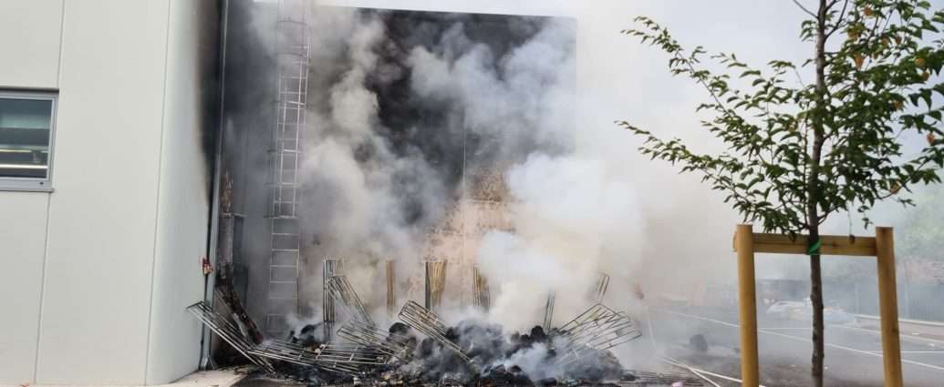 Deruta: incendio all’alba all’esterno di un  supermercato