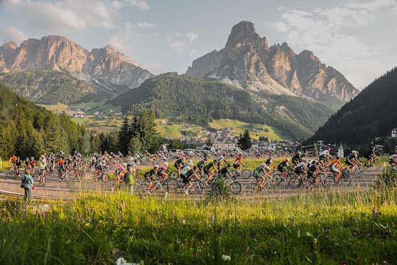 La Gran Fondo delle Dolomiti: un’epica sfida tra paesaggi mozzafiato e passione ciclistica, grande prestazione dell’ex bomber Fabrizio Ravanelli
