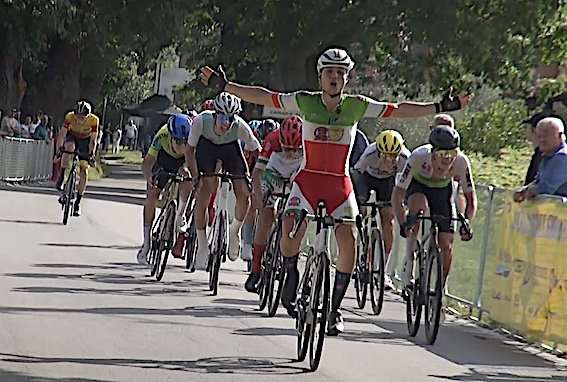 Carlo Carosi trionfa in volata al 56° GP Mocaiana: una corsa epica tra pioggia e sole [video]