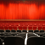 “Operai”: un viaggio teatrale tra storia, memoria e destino di un lavoratore italiano “Operai”: un viaggio teatrale tra storia, memoria e destino di un lavoratore italiano