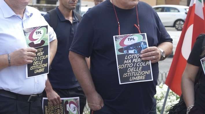 Perugia in piazza contro la divisione del TPL: sindacati in protesta davanti a Regione e Prefettura [video]
