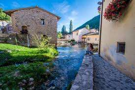 A Gran Tour Perugia i maestri vetrai Moretti Caselli e un viaggio alla Valle del Menotre tra Pale e Rasiglia A Gran Tour Perugia i maestri vetrai Moretti Caselli e un viaggio alla Valle del Menotre tra Pale e Rasiglia