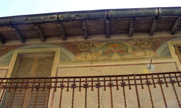 Meraviglie monteluciane: la casa dei cerbiatti, in via Cialdini, al Toppo 