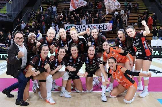 Perugia conquista il cuore del Pala Barton: vittoria epica al tie-break contro Novara [video]