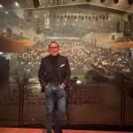 Milano, Teatro Dal Verme: il pittore pop Stefano Chiacchella incontra, e ritrae, Ludovico Einaudi