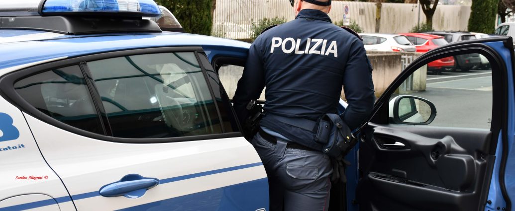Via Gerardo Dottori, la polizia arresta tre giovani per possesso e spaccio di stupefacenti Via Gerardo Dottori, la polizia arresta tre giovani per possesso e spaccio di stupefacenti