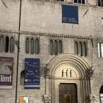 Palazzo dei Priori chiede aiuto: soffocato da stendardi e propaganda, ma non è una bacheca Palazzo dei Priori chiede aiuto: soffocato da stendardi e propaganda, ma non è una bacheca