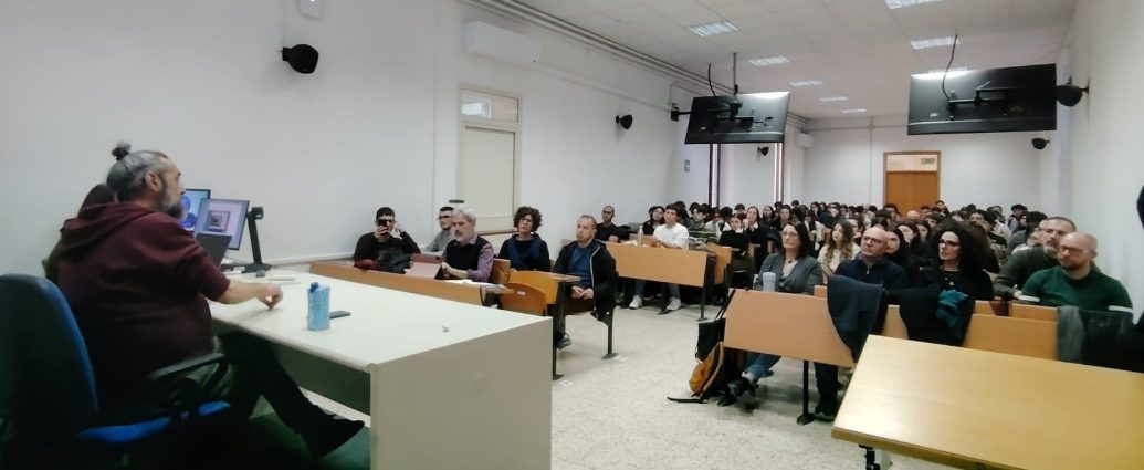 Raccontare la Cina per raccontare il mondo: UniCa incontra Simone Pieranni Raccontare la Cina per raccontare il mondo: UniCa incontra Simone Pieranni