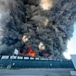 Grosso incendio nella zona industriale della provincia pisana