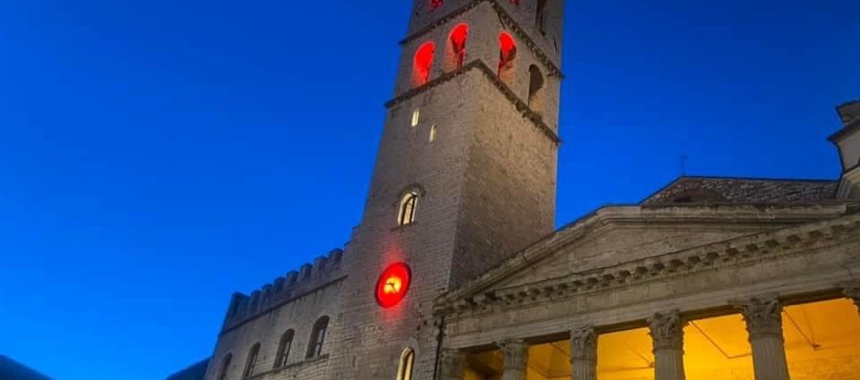 Assisi, la Rocca Maggiore e la Torre del Popolo si illuminano di rosso per la Giornata mondiale del donatore di sangue