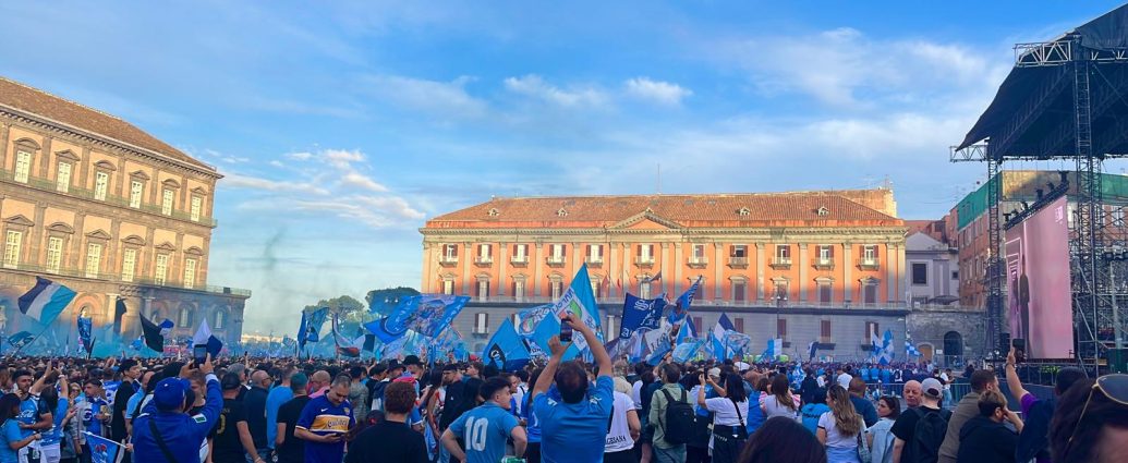 “Pe’ cient’anne”: Napoli festeggia un Centenario di passione “Pe’ cient’anne”: Napoli festeggia un Centenario di passione